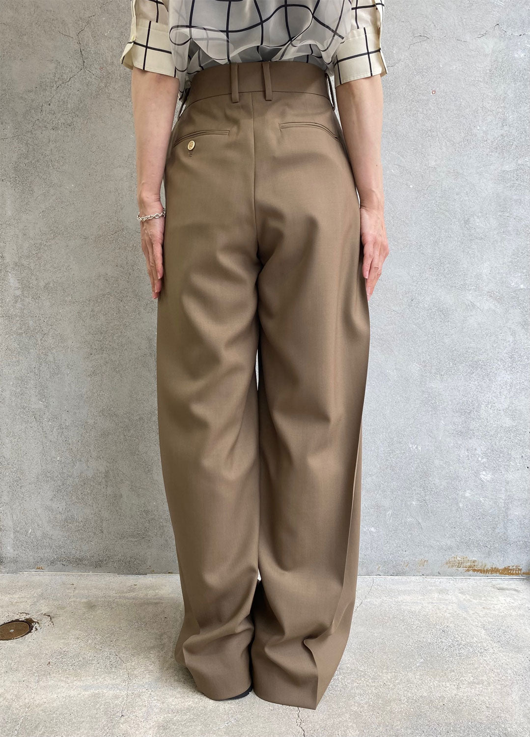 
                  
                    WOOL SIDE TUCK PANTS-BEIGE-
                  
                