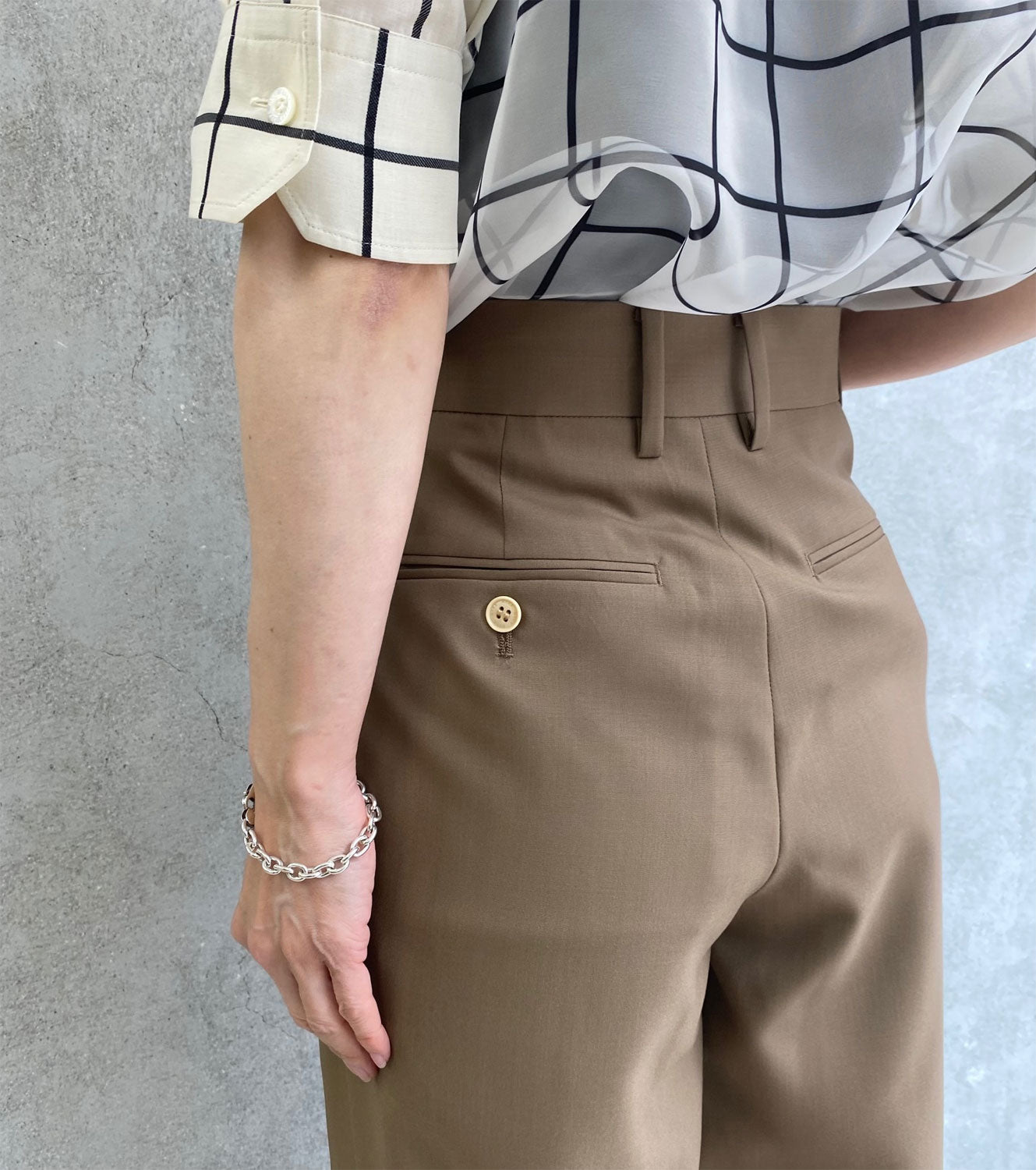 
                  
                    WOOL SIDE TUCK PANTS-BEIGE-
                  
                