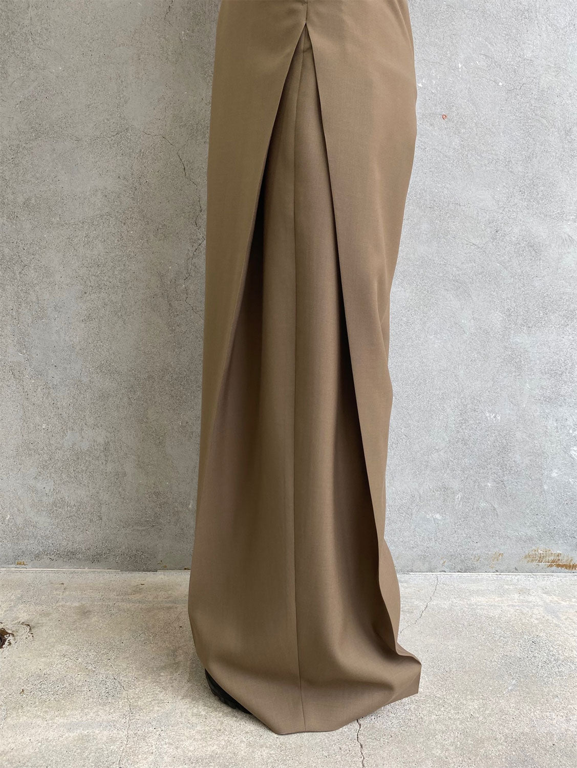 
                  
                    WOOL SIDE TUCK PANTS-BEIGE-
                  
                
