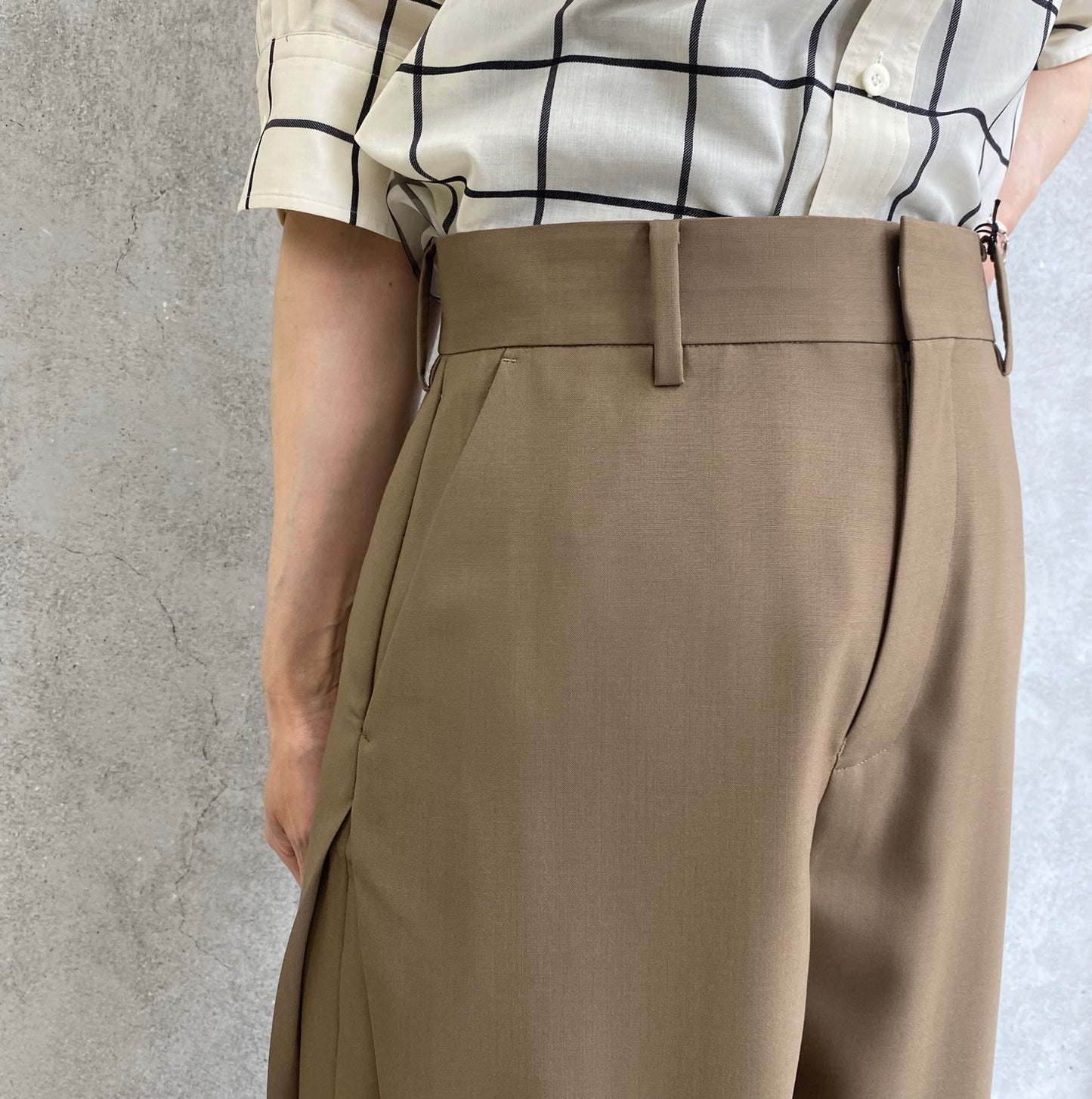
                  
                    WOOL SIDE TUCK PANTS-BEIGE-
                  
                