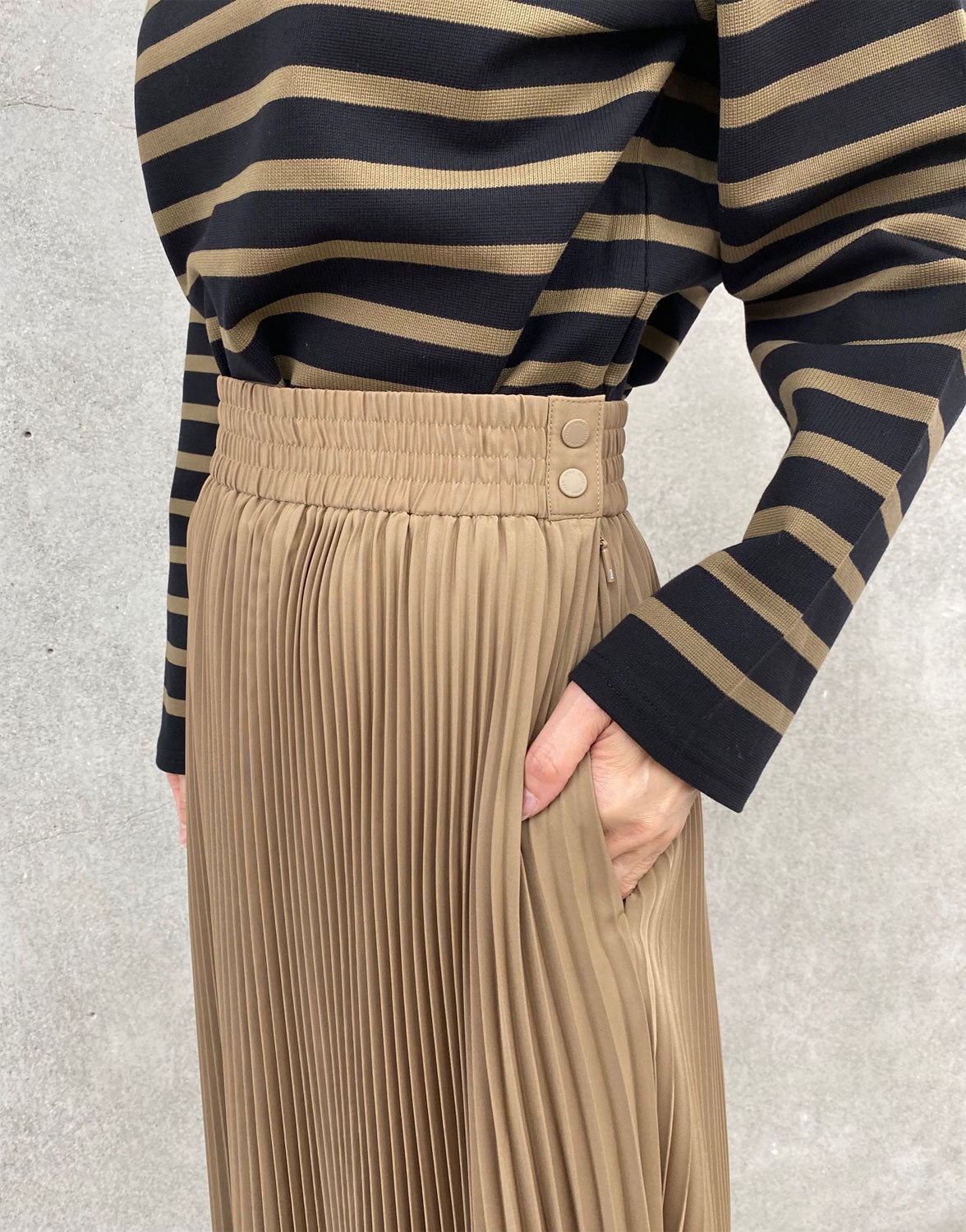 
                  
                    TAFFETA PLEATED SKIRT-BEIGE-
                  
                