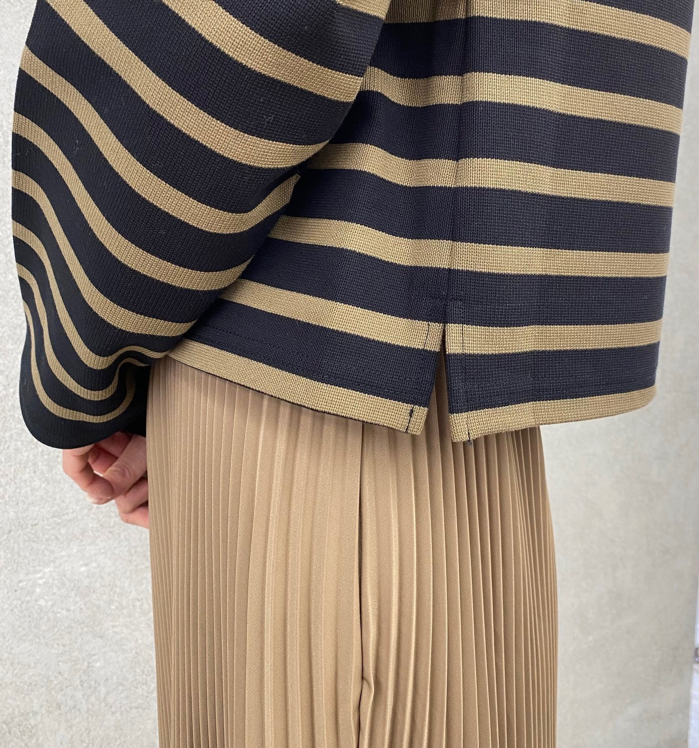 
                  
                    CROPPED BASQUE SHIRT-BLACK×BEIGE-
                  
                