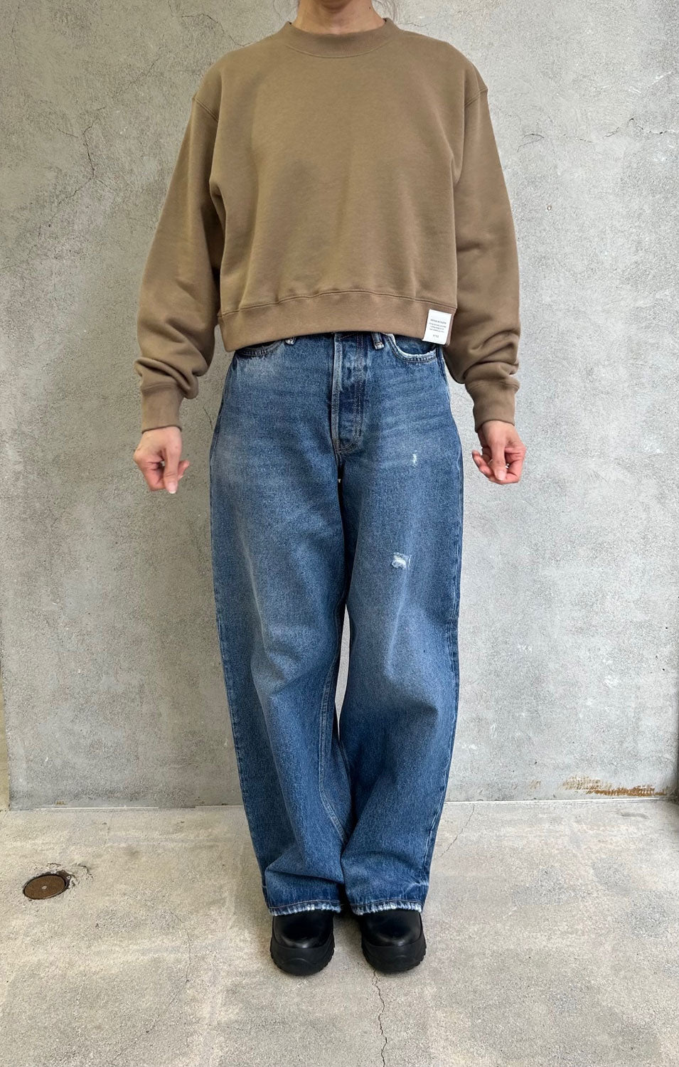 
                  
                    CROPPED SWEAT SHIRT -BEIGE-
                  
                