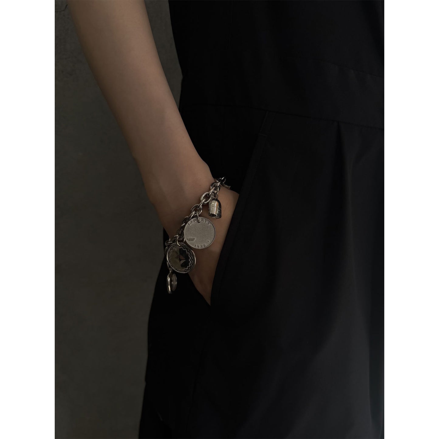 
                  
                    〈END CUSTOM JEWELLERS×HYKE〉MULTI CHARM BRACELET
                  
                