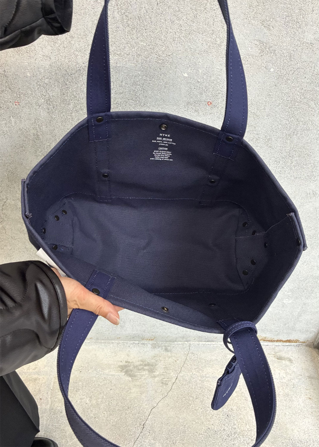 
                  
                    TOTE BAG(MEDIUM)
                  
                