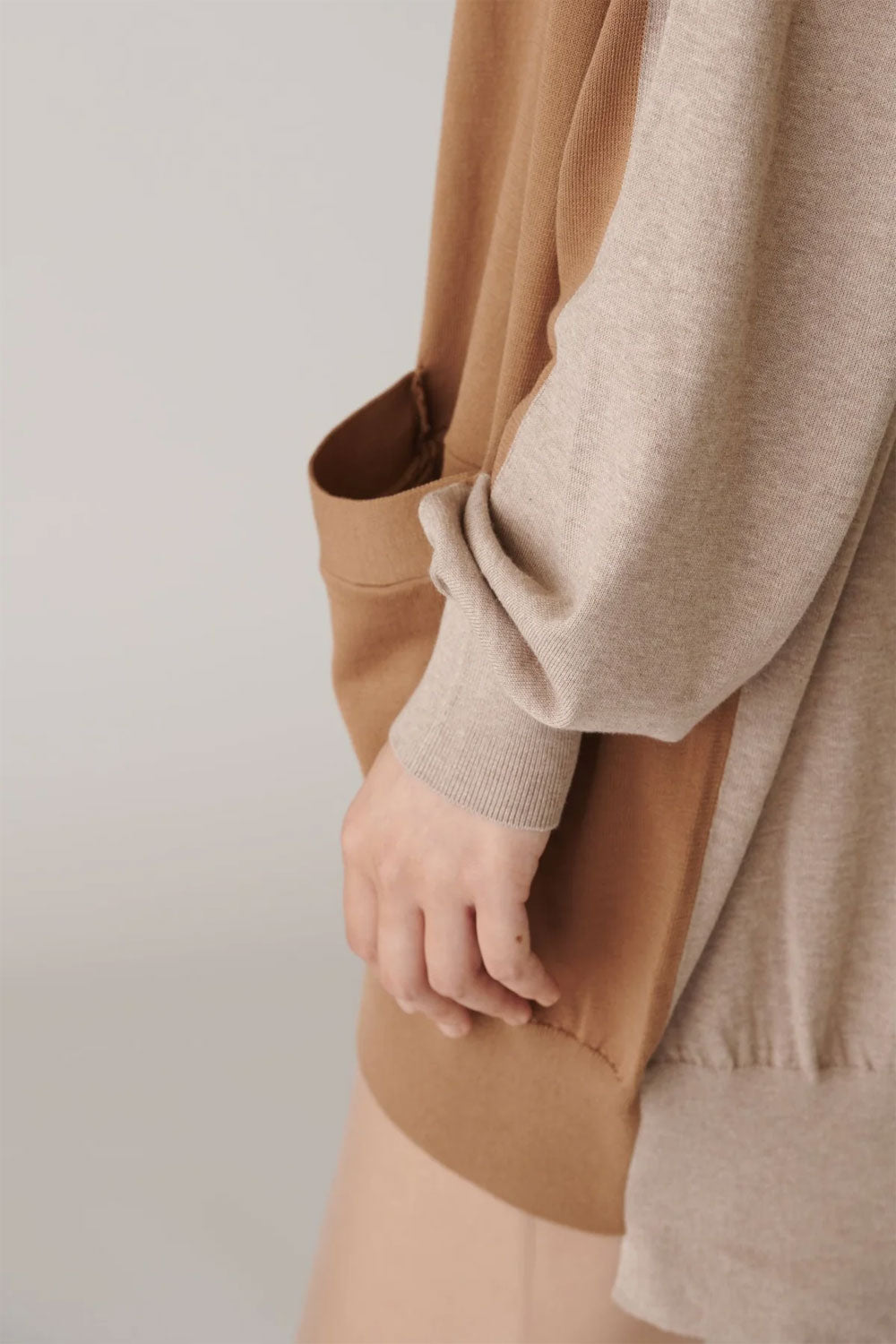 
                  
                    Cotton 16G Over Size V neck Cardigan -CAMEL×LT.BEIGE-
                  
                
