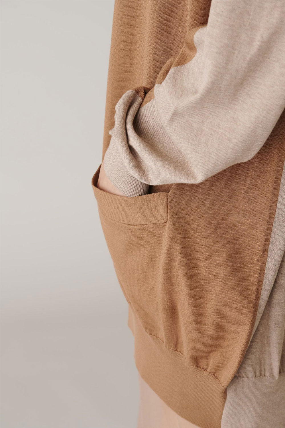 
                  
                    Cotton 16G Over Size V neck Cardigan -CAMEL×LT.BEIGE-
                  
                
