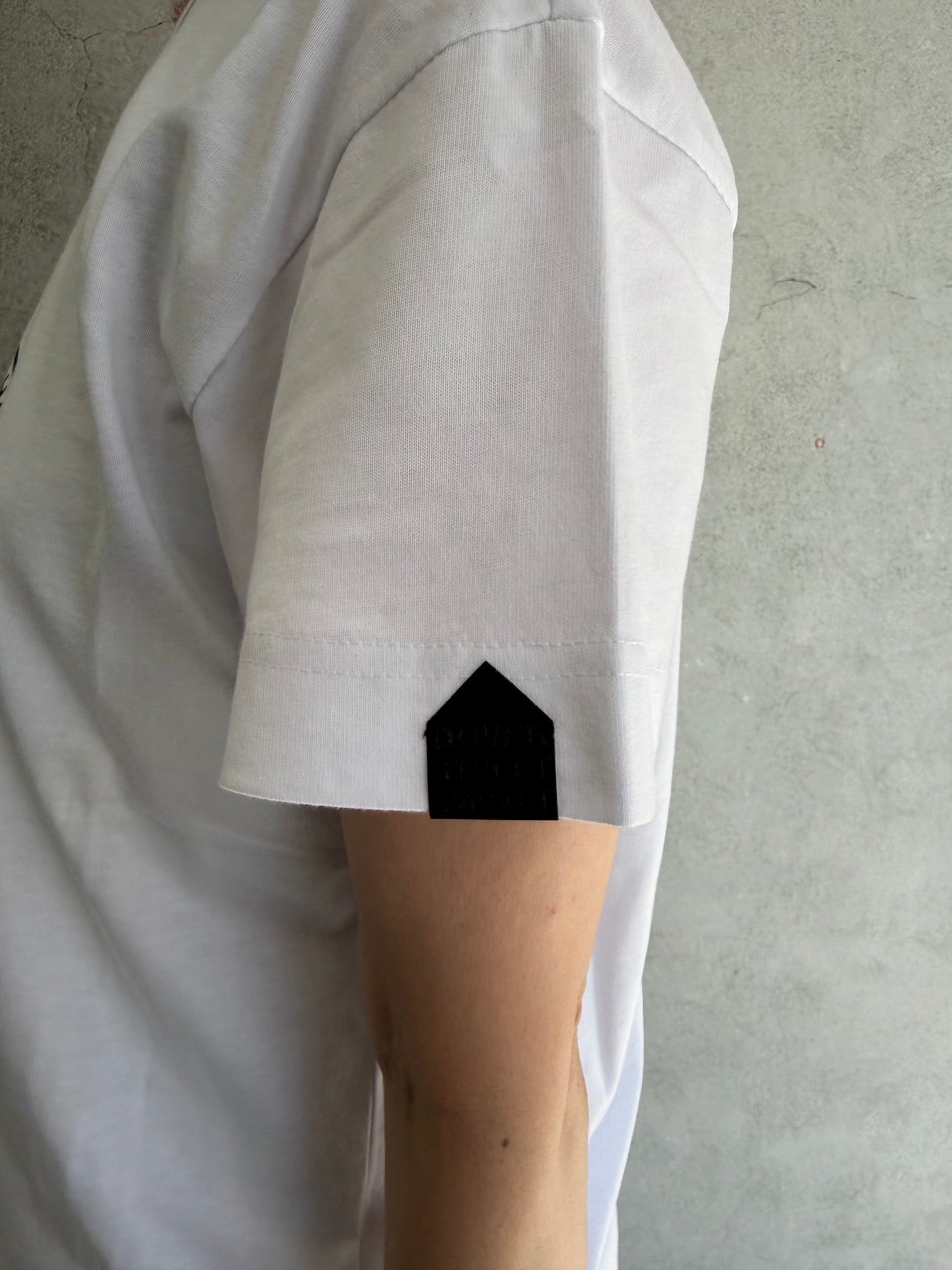 
                  
                    UNISEX LARGE EMBLEM PRINT SHORTSLEEVE TEE
                  
                