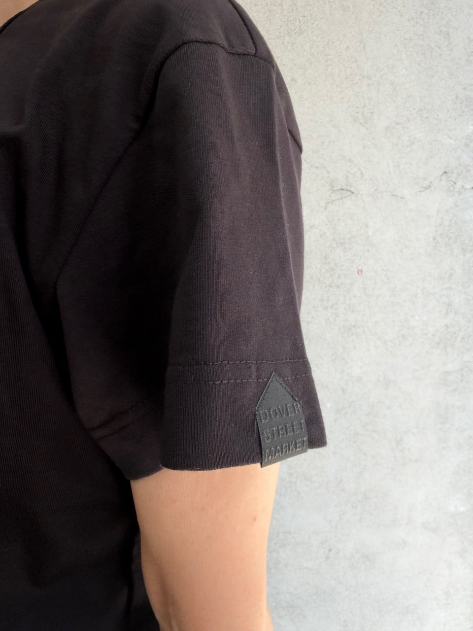 
                  
                    UNISEX LARGE EMBLEM PRINT SHORTSLEEVE TEE
                  
                