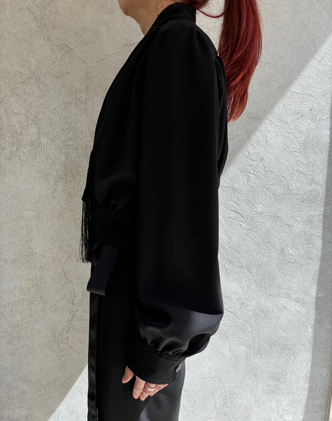 
                  
                    FRINGED TIE BULUSON -BLACK-
                  
                