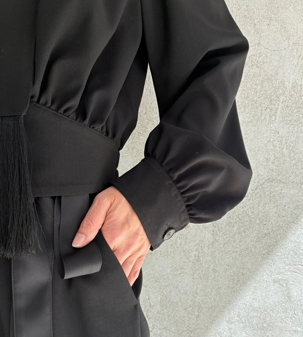 
                  
                    FRINGED TIE BULUSON -BLACK-
                  
                