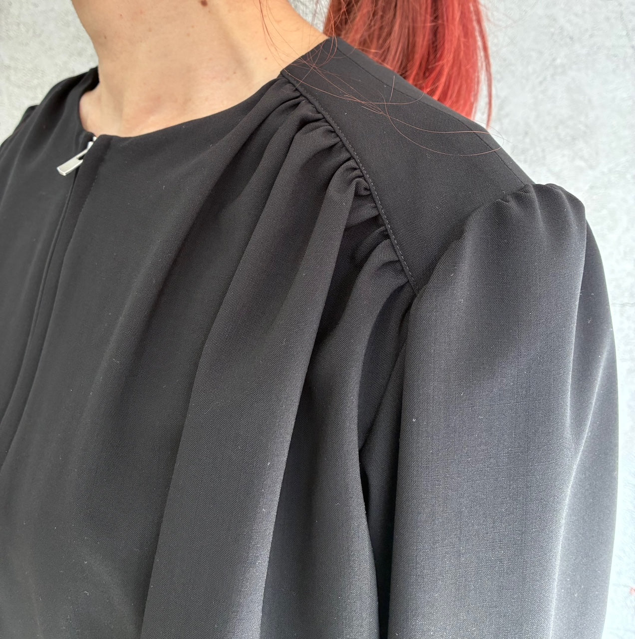 
                  
                    FRINGED TIE BULUSON -BLACK-
                  
                