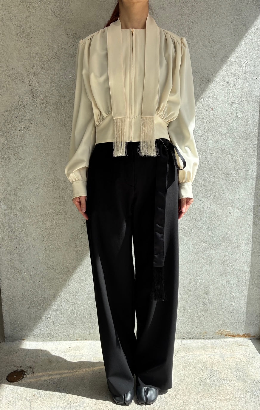 
                  
                    FRINGED TIE BULUSON -BLACK-
                  
                