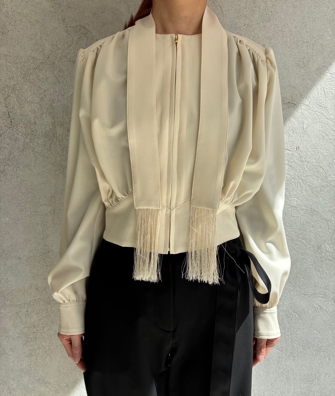 
                  
                    FRINGED TIE BULUSON -BLACK-
                  
                