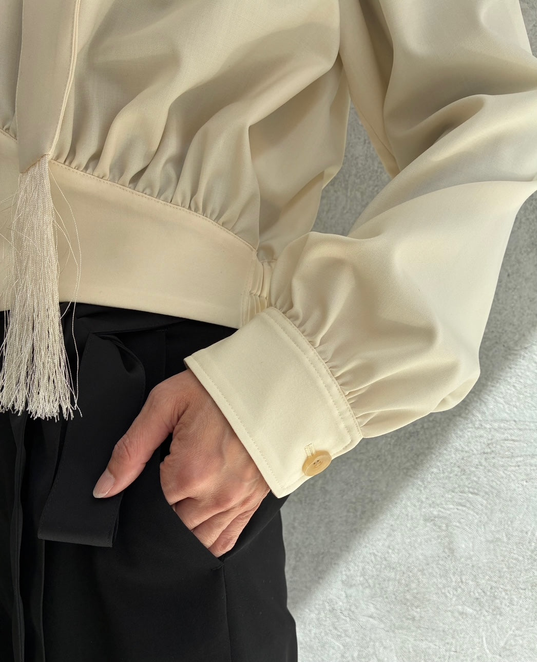 
                  
                    FRINGED TIE BULUSON -ECRU-
                  
                