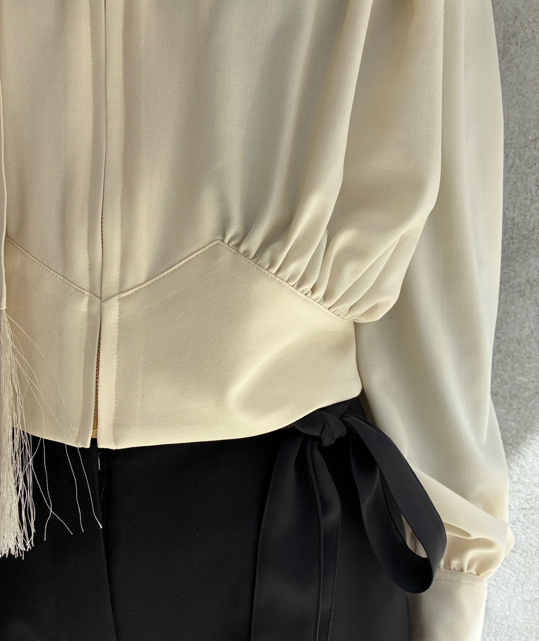 
                  
                    FRINGED TIE BULUSON -ECRU-
                  
                