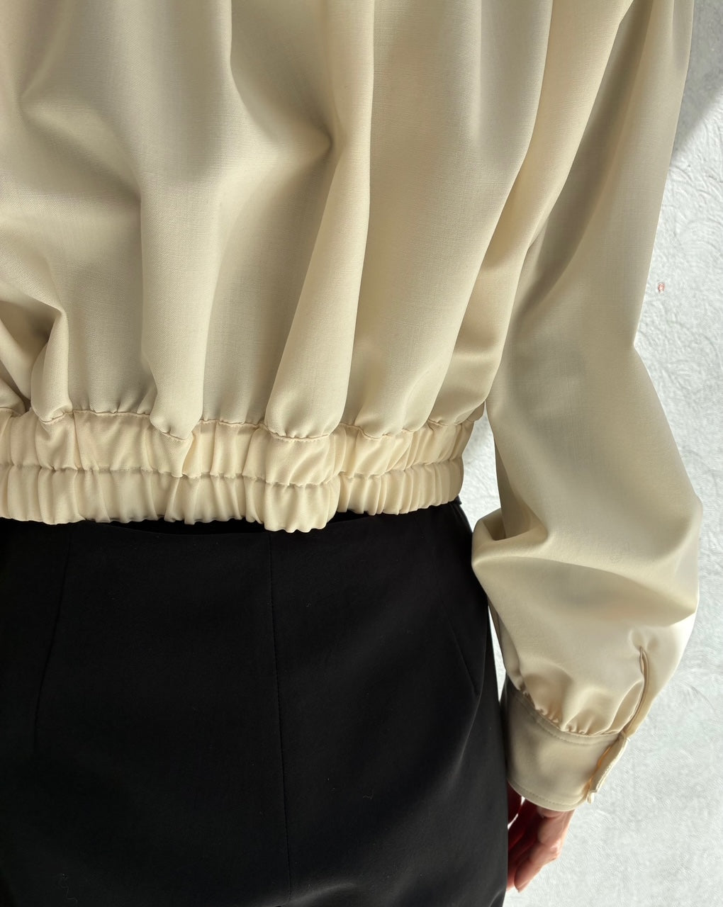 
                  
                    FRINGED TIE BULUSON -BLACK-
                  
                