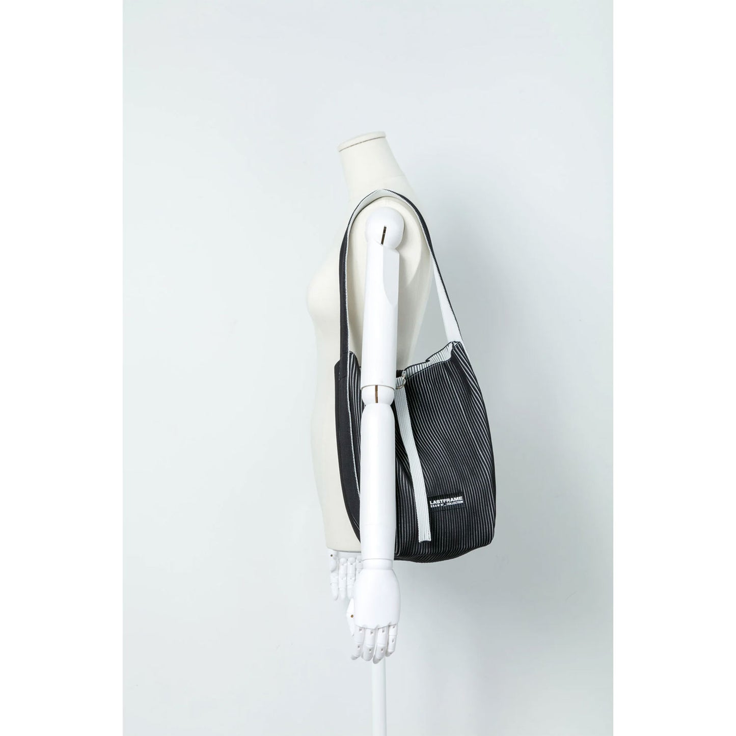 
                  
                    ARC TOTE MEDIUM-BLACK×IVORY-
                  
                