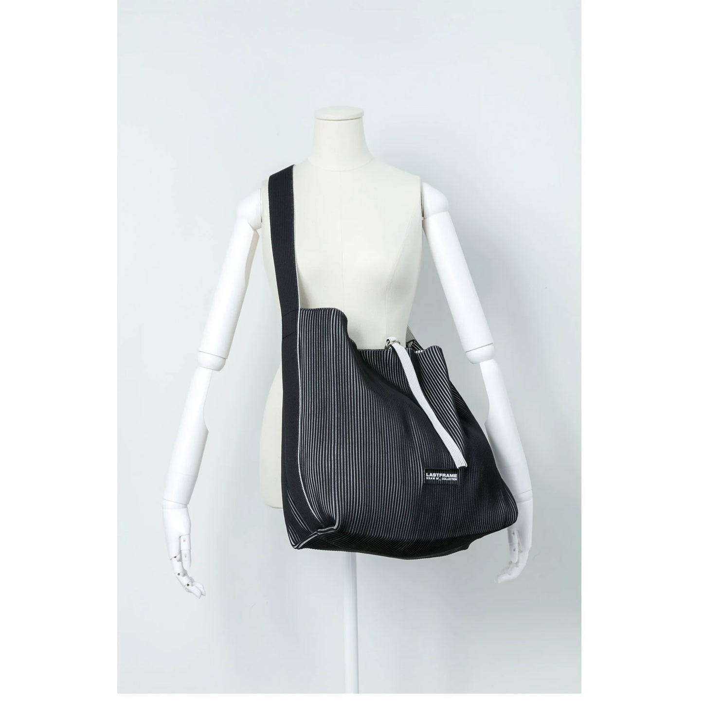 
                  
                    ARC TOTE LARGE-BLACK×IVORY-
                  
                
