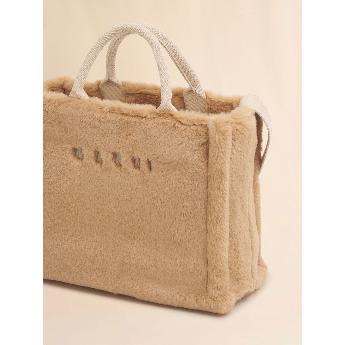 Beige faux fur basket shopper – OBLIGE