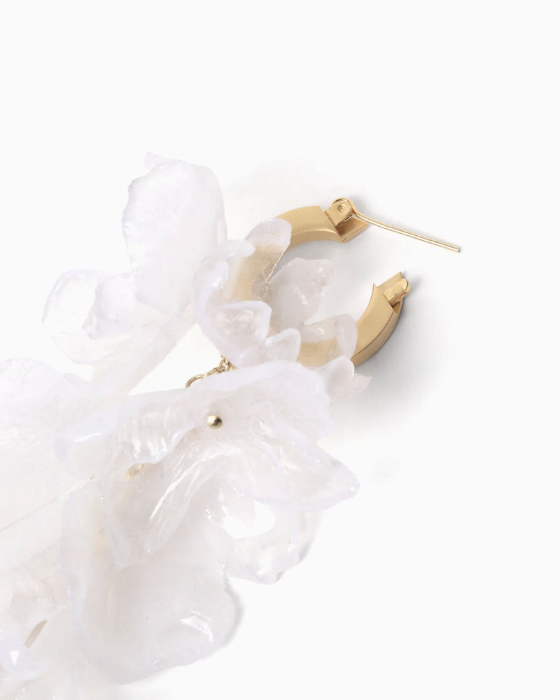 Floral Motif Short Earring - white – OBLIGE