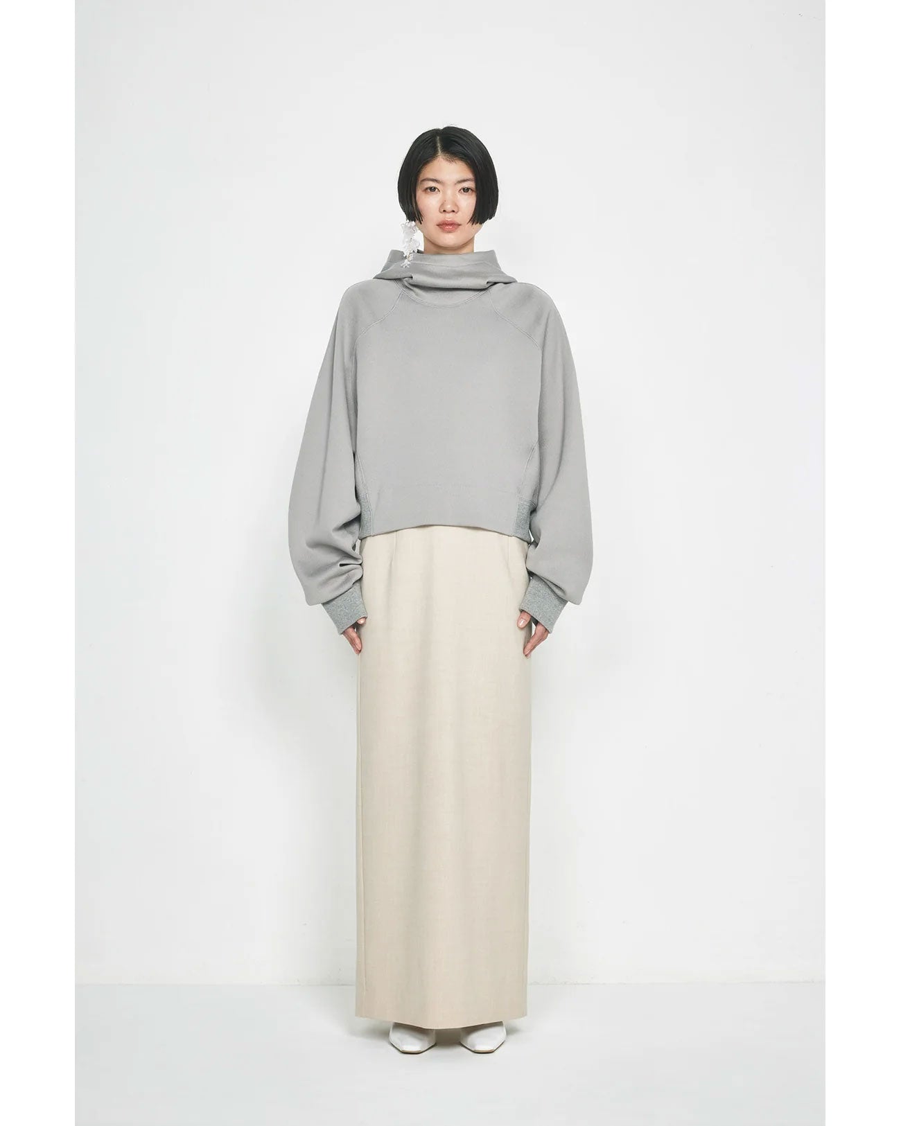 
                  
                    Floral Motif Short Earring - white
                  
                