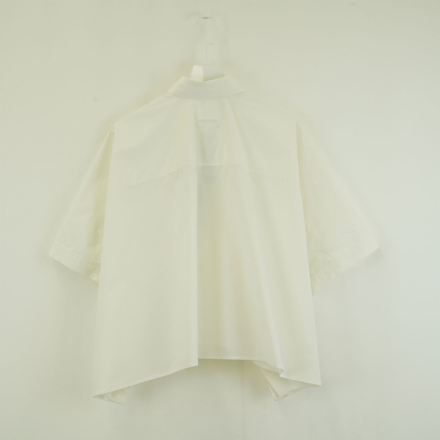 
                  
                    Cropped shirt -WHITE-
                  
                