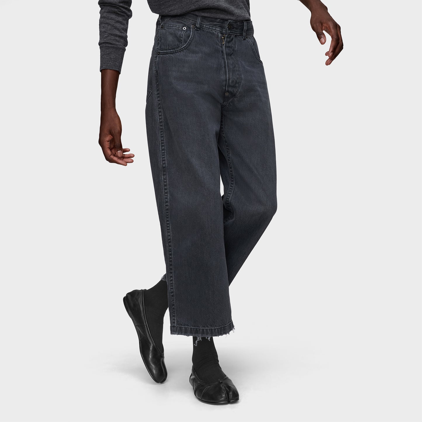 
                  
                    STRAIGHT-LEG CROPPED JEANS
                  
                