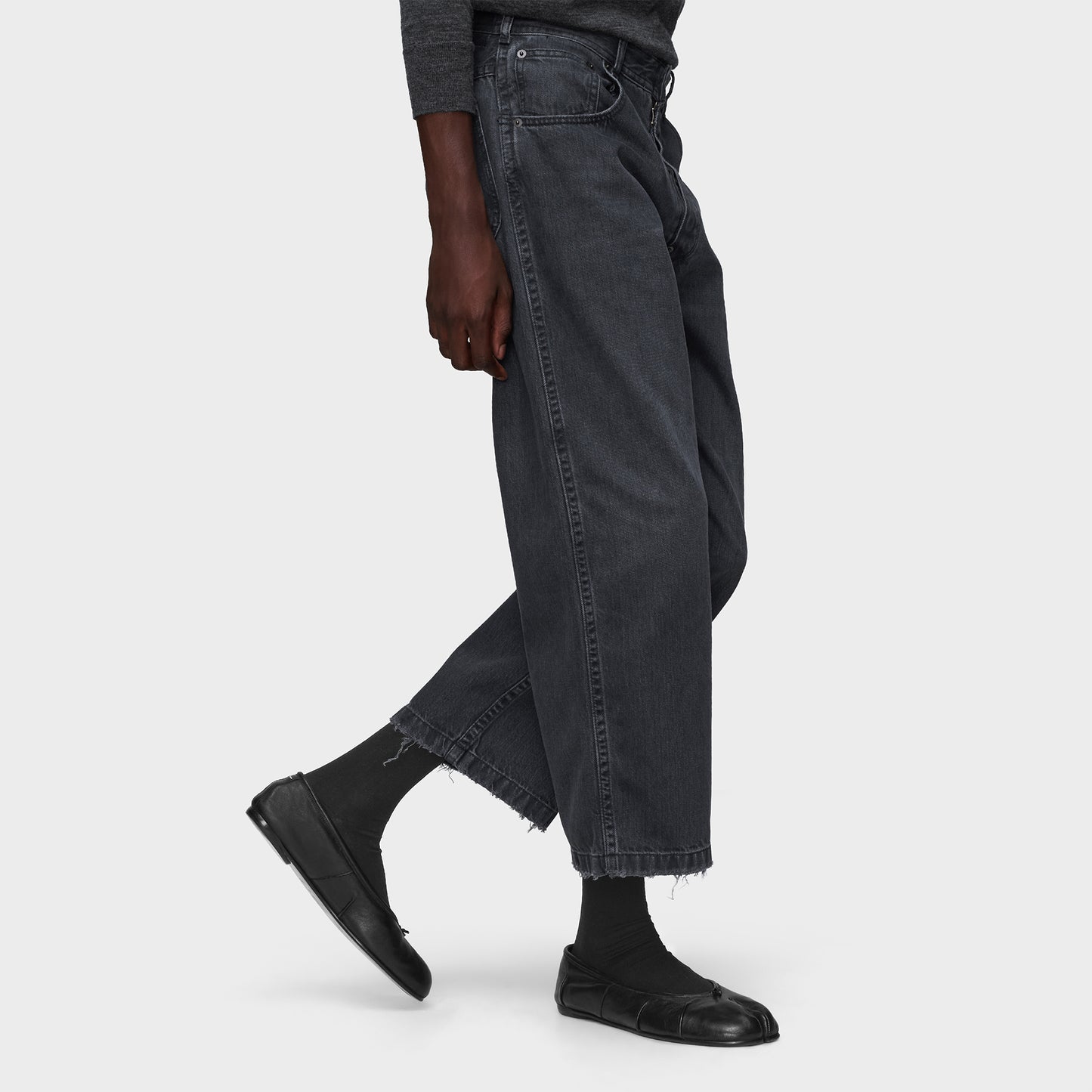 
                  
                    STRAIGHT-LEG CROPPED JEANS
                  
                