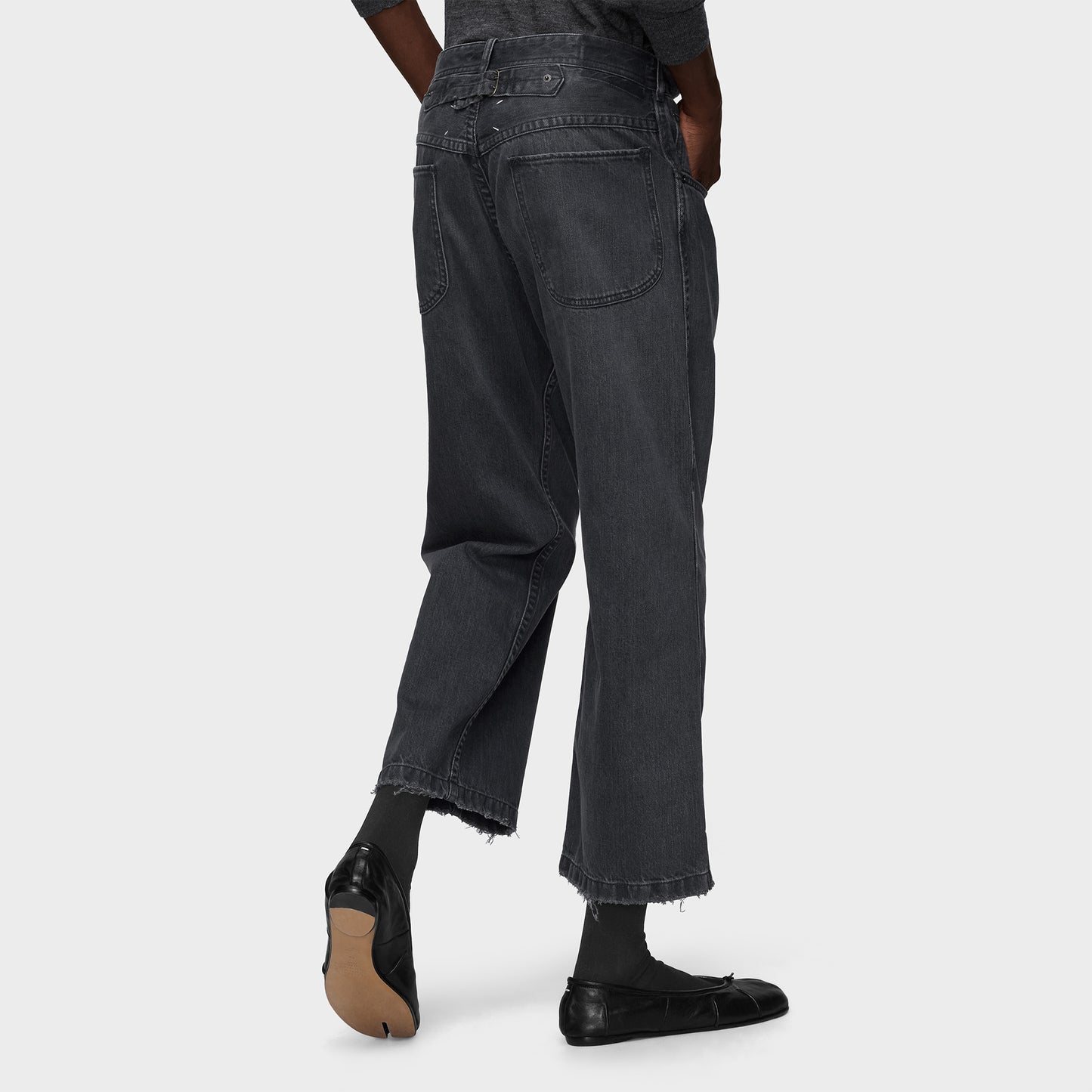 
                  
                    STRAIGHT-LEG CROPPED JEANS
                  
                