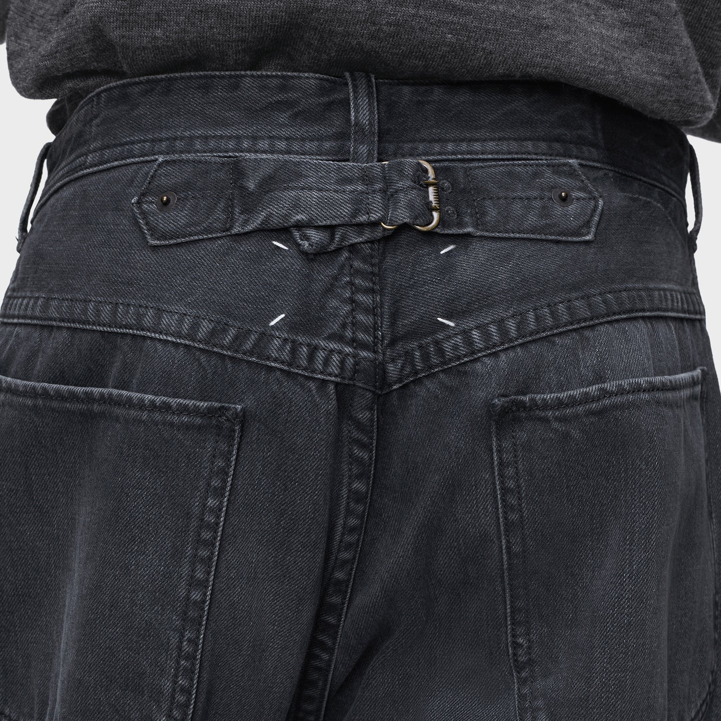 
                  
                    STRAIGHT-LEG CROPPED JEANS
                  
                