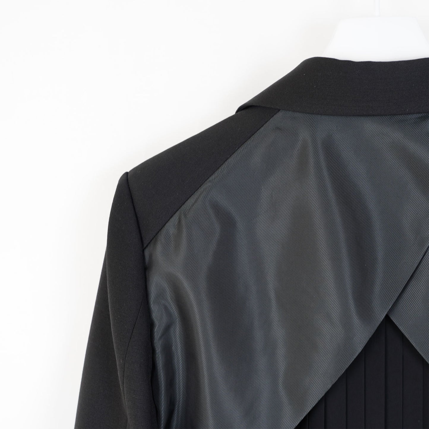 
                  
                    ウール×プリーツジョーゼットコート-BLACK-
                  
                