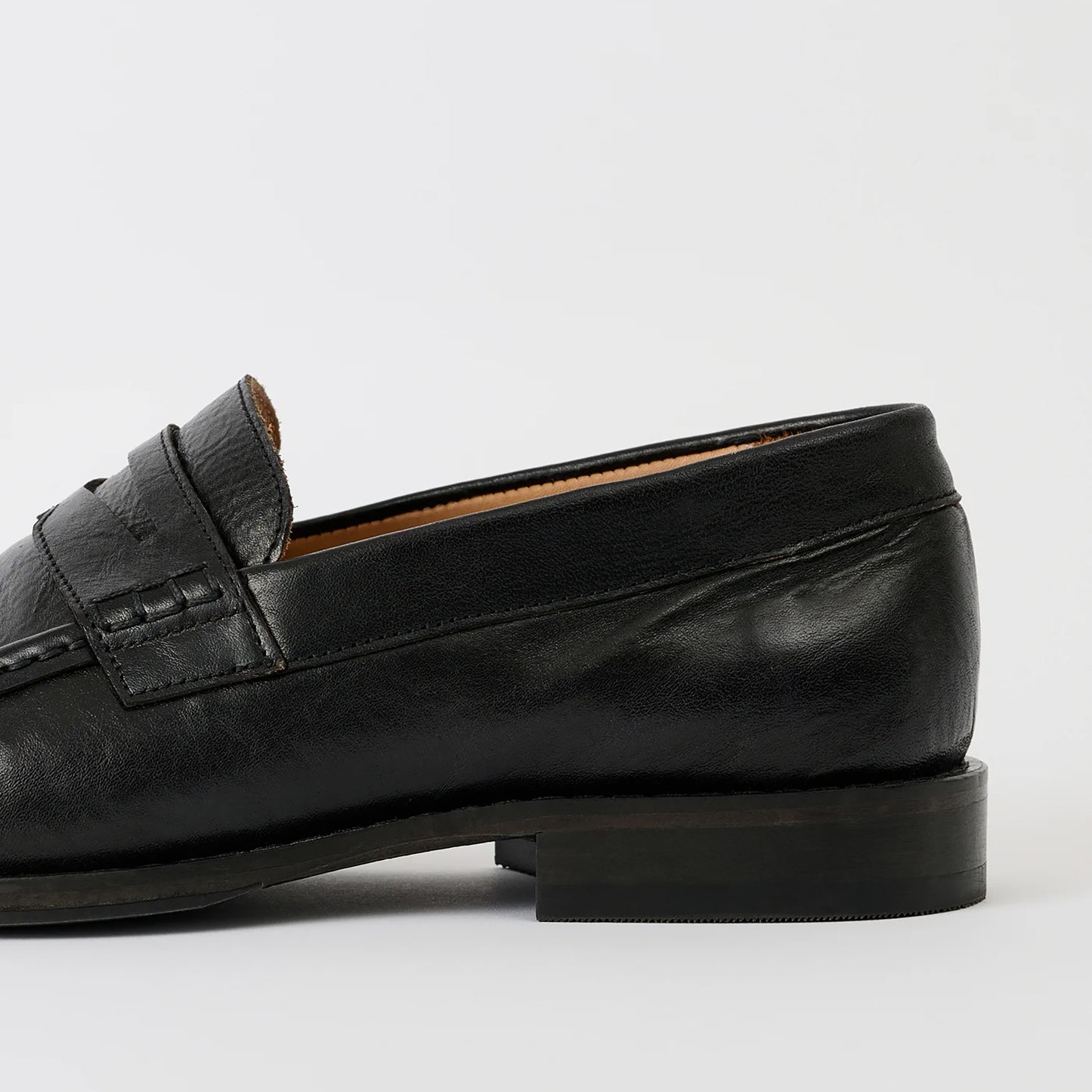 
                  
                    LIGHT LOAFER
                  
                