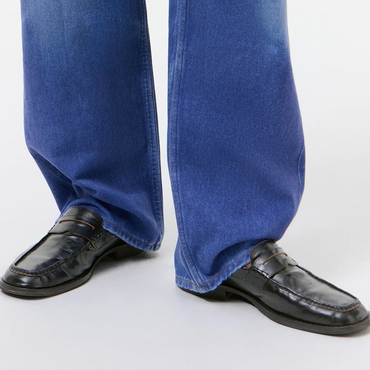 
                  
                    LIGHT LOAFER
                  
                