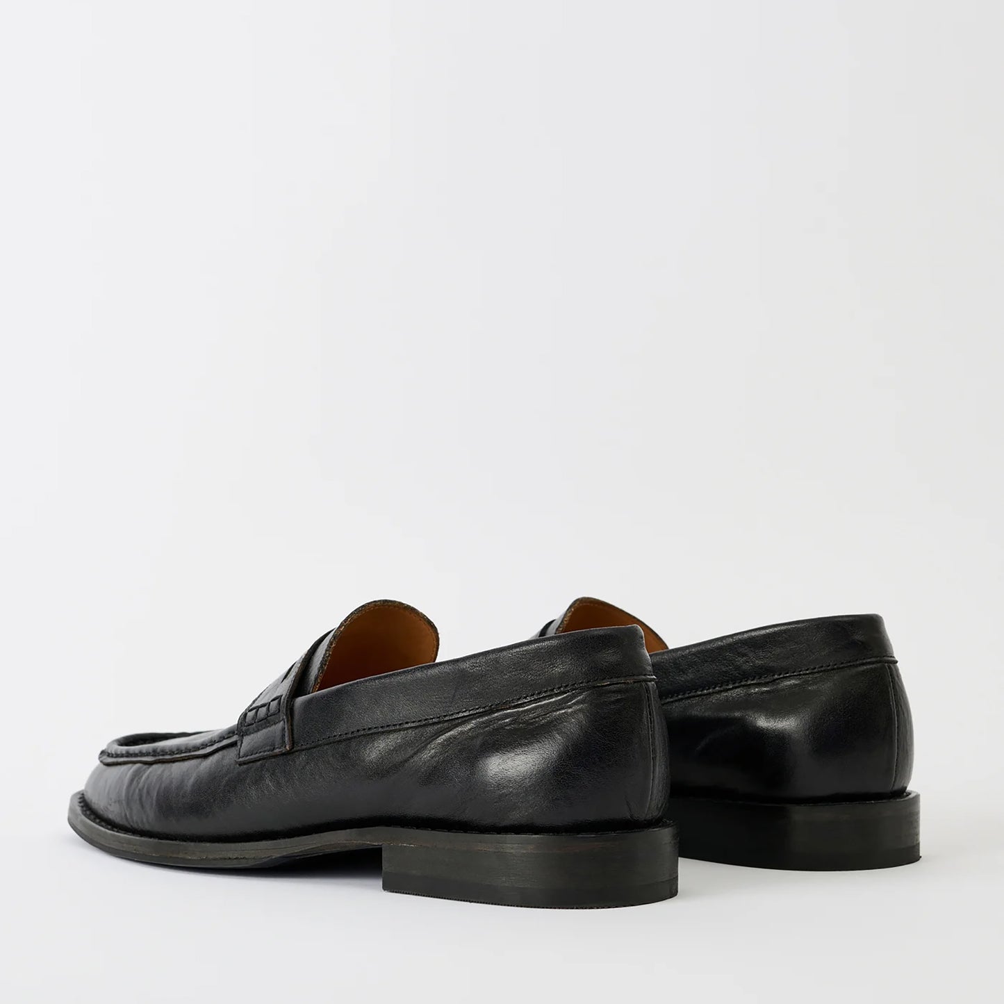 
                  
                    LIGHT LOAFER
                  
                
