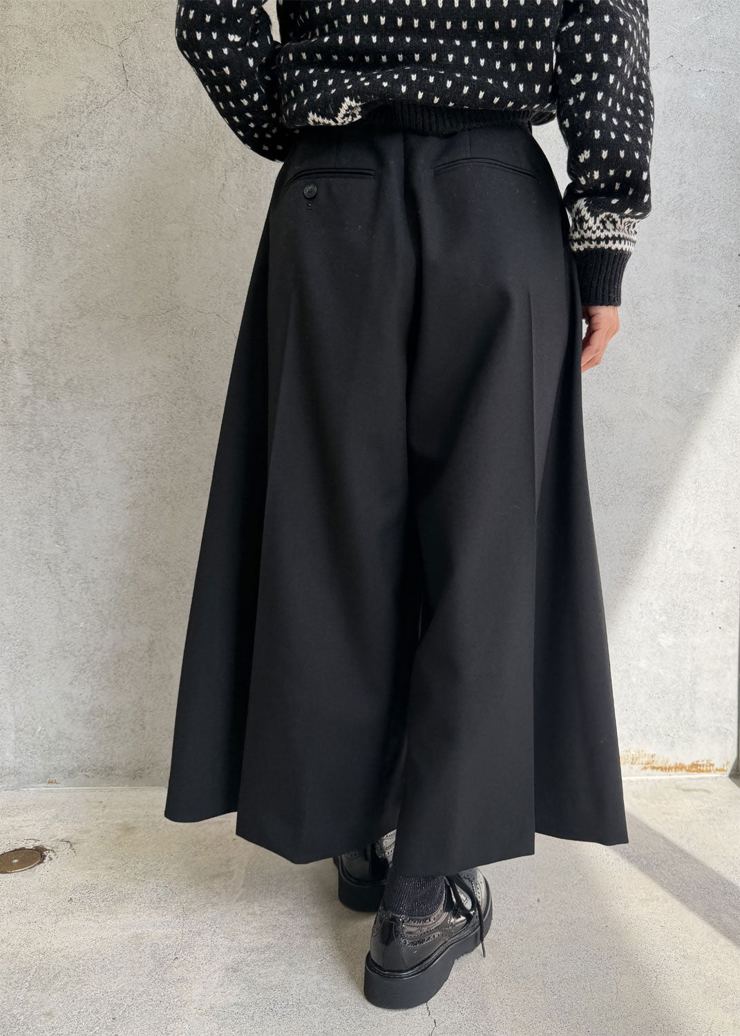 
                  
                    TROPICAL WIDE LEG CROPPED PANTS
                  
                
