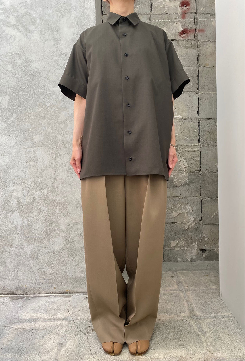
                  
                    THE PERFECT SHIRT SHORT SLEEVE-GUNMETAL GRAY-
                  
                
