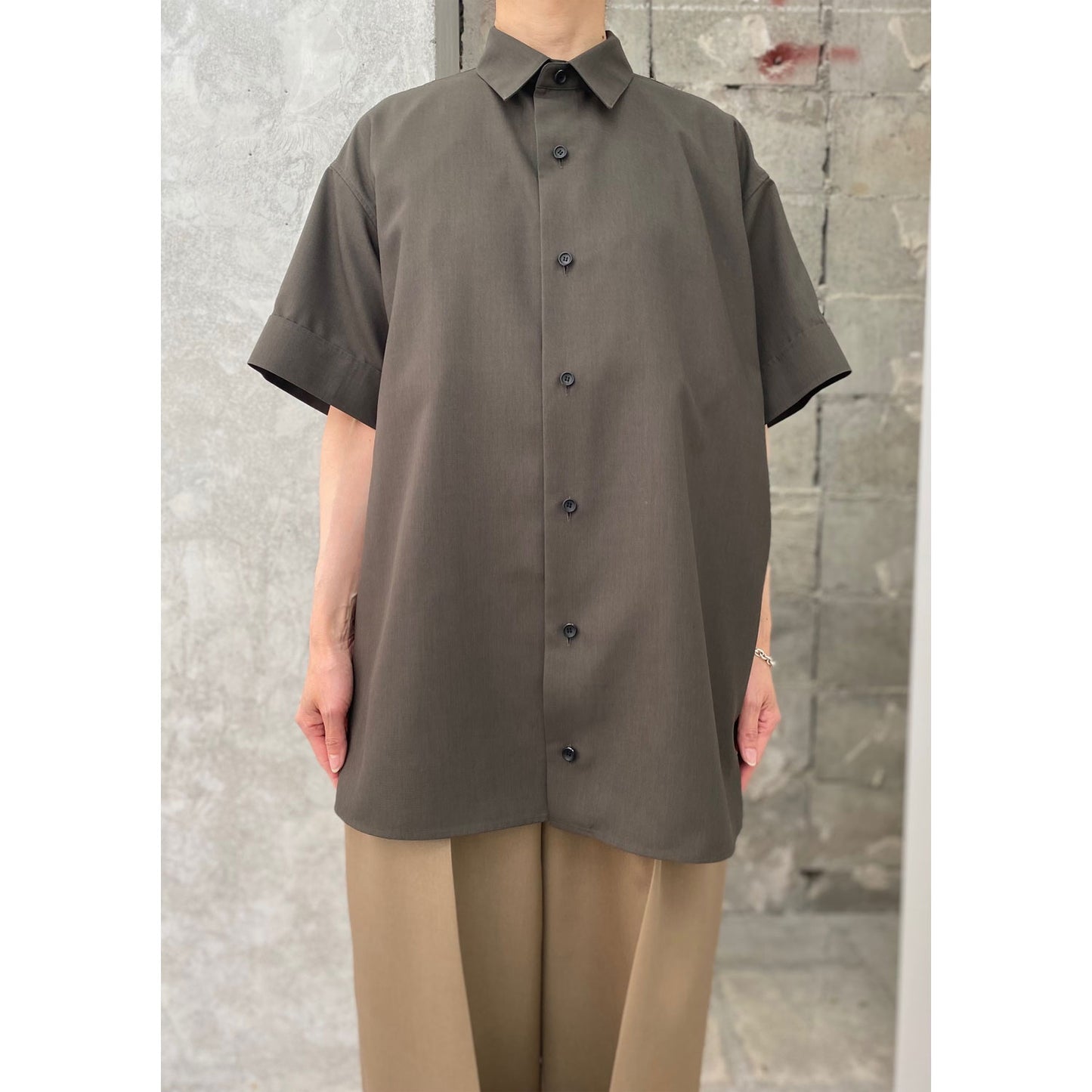 
                  
                    THE PERFECT SHIRT SHORT SLEEVE-GUNMETAL GRAY-
                  
                