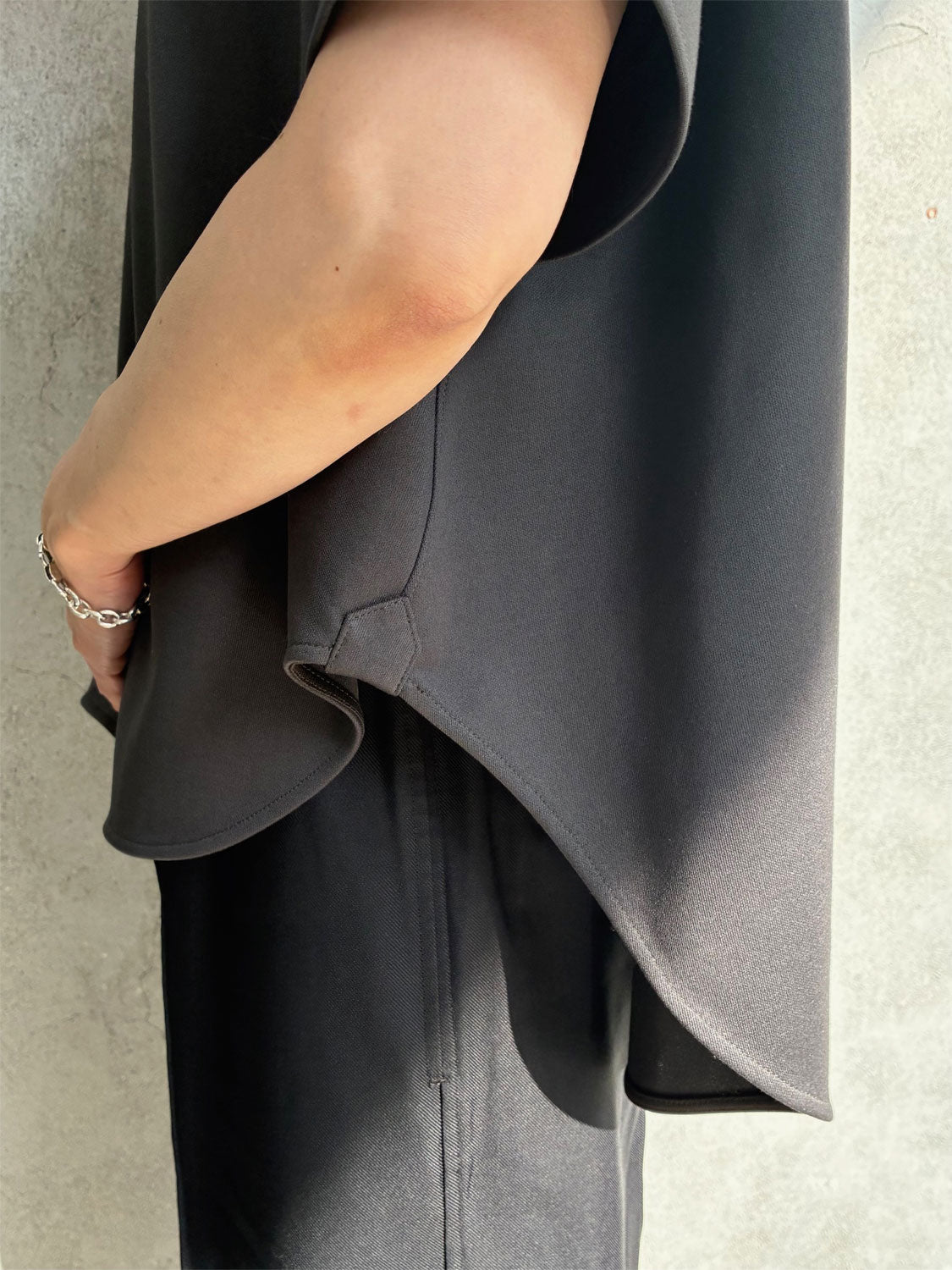 
                  
                    RERACS STRUCTURE DOUBLE FACE THE A-LINE SHORT PULOVER
                  
                