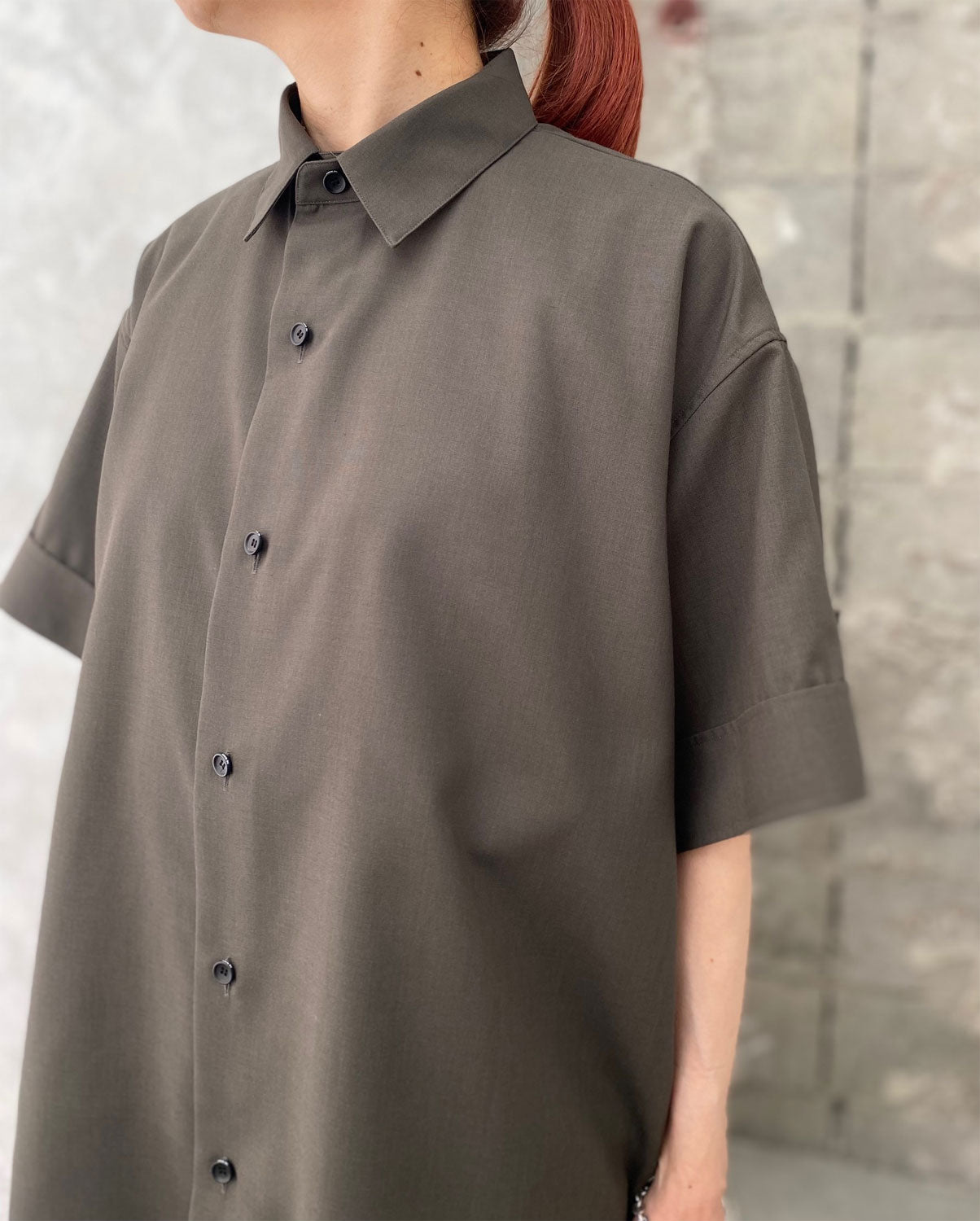 
                  
                    THE PERFECT SHIRT SHORT SLEEVE-GUNMETAL GRAY-
                  
                