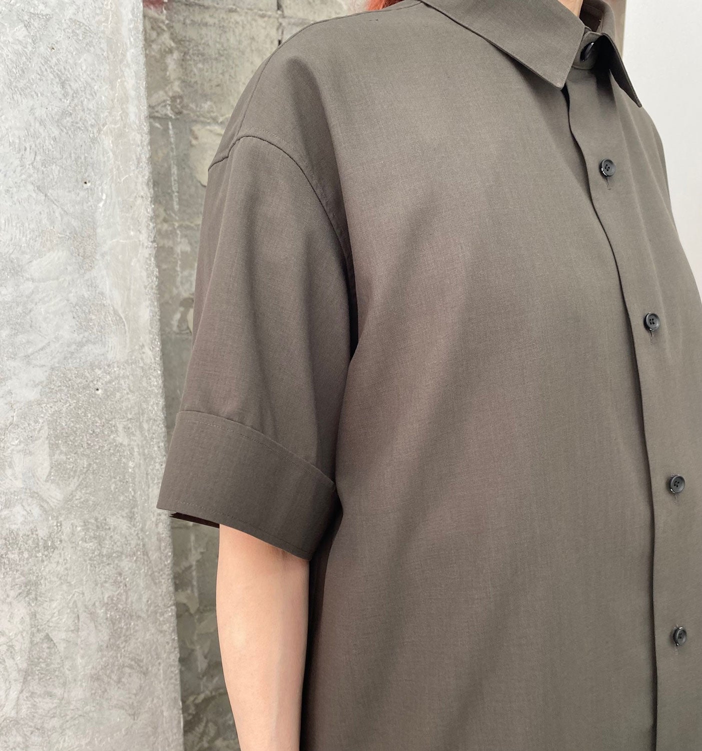 
                  
                    THE PERFECT SHIRT SHORT SLEEVE-GUNMETAL GRAY-
                  
                
