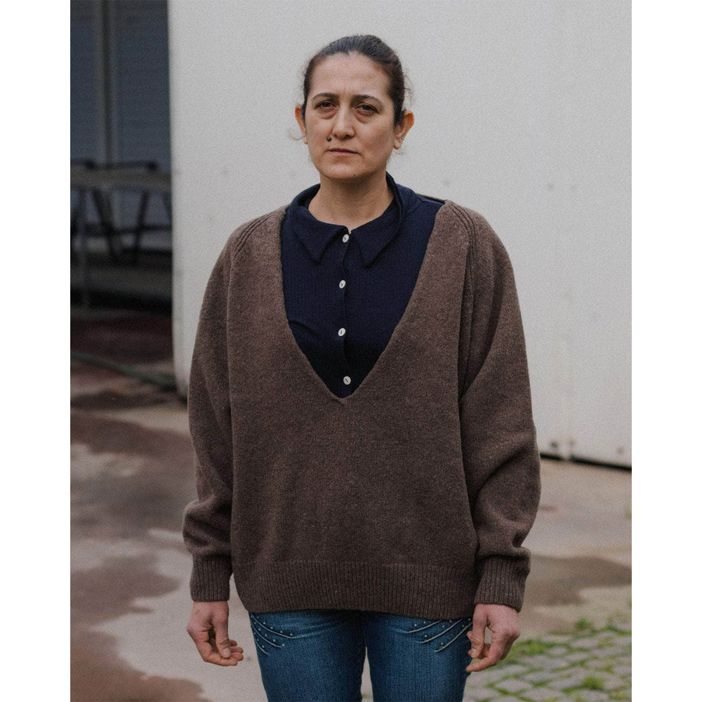 
                  
                    SOAR V NECK－BUREL BROWN-
                  
                