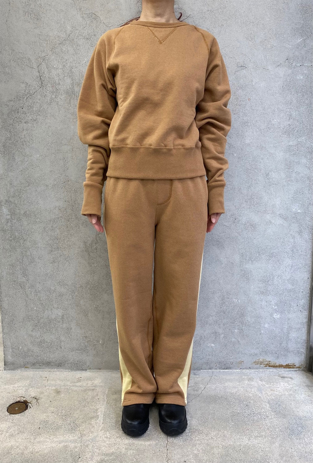 
                  
                    SLIT SLEEVE SWEAT-NATURAL BROWN-
                  
                
