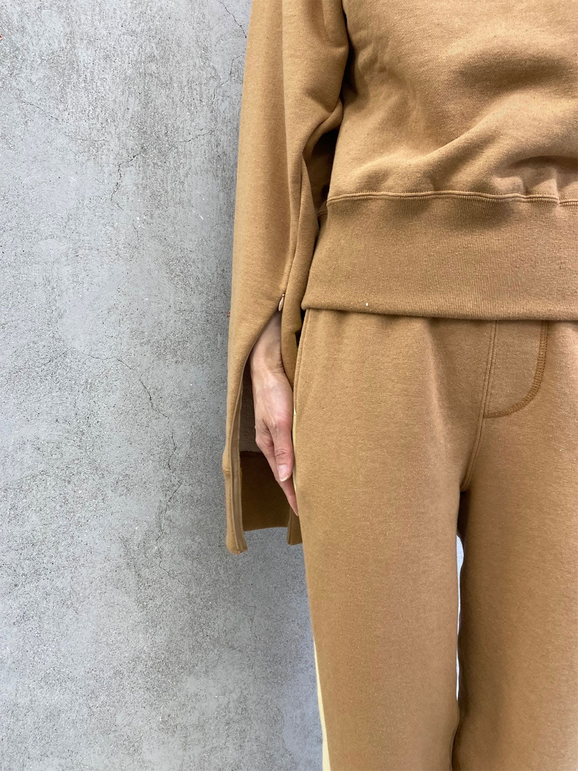 
                  
                    SLIT SLEEVE SWEAT-NATURAL BROWN-
                  
                