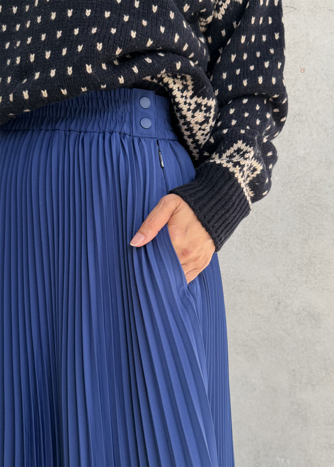 
                  
                    TAFFETA PLEATED SKIRT
                  
                