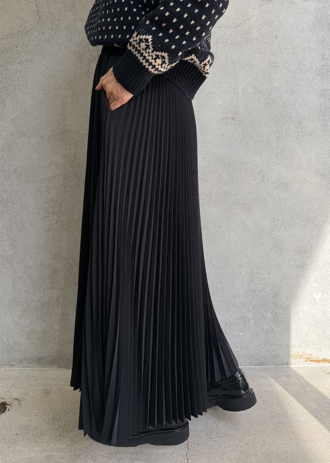 
                  
                    TAFFETA PLEATED SKIRT
                  
                