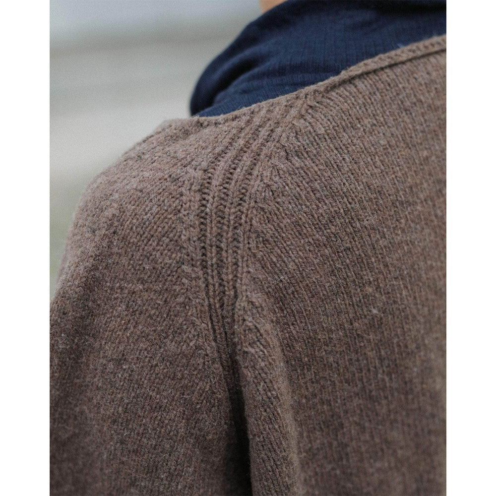 
                  
                    SOAR V NECK－BUREL BROWN-
                  
                