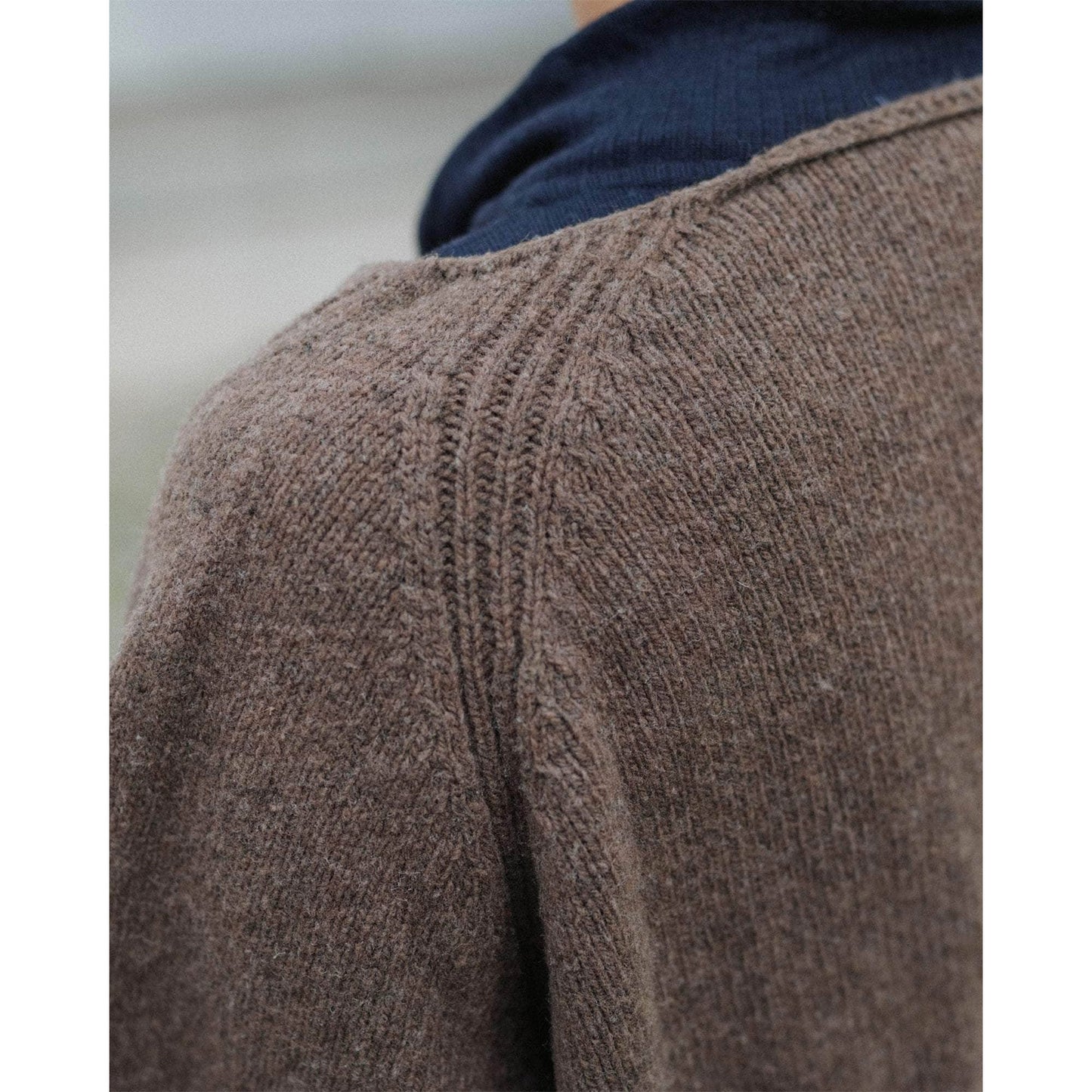 
                  
                    SOAR V NECK－BUREL BROWN-
                  
                