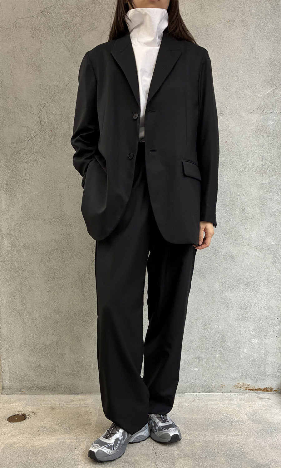 
                  
                    LONG TAILORED JACKET
                  
                