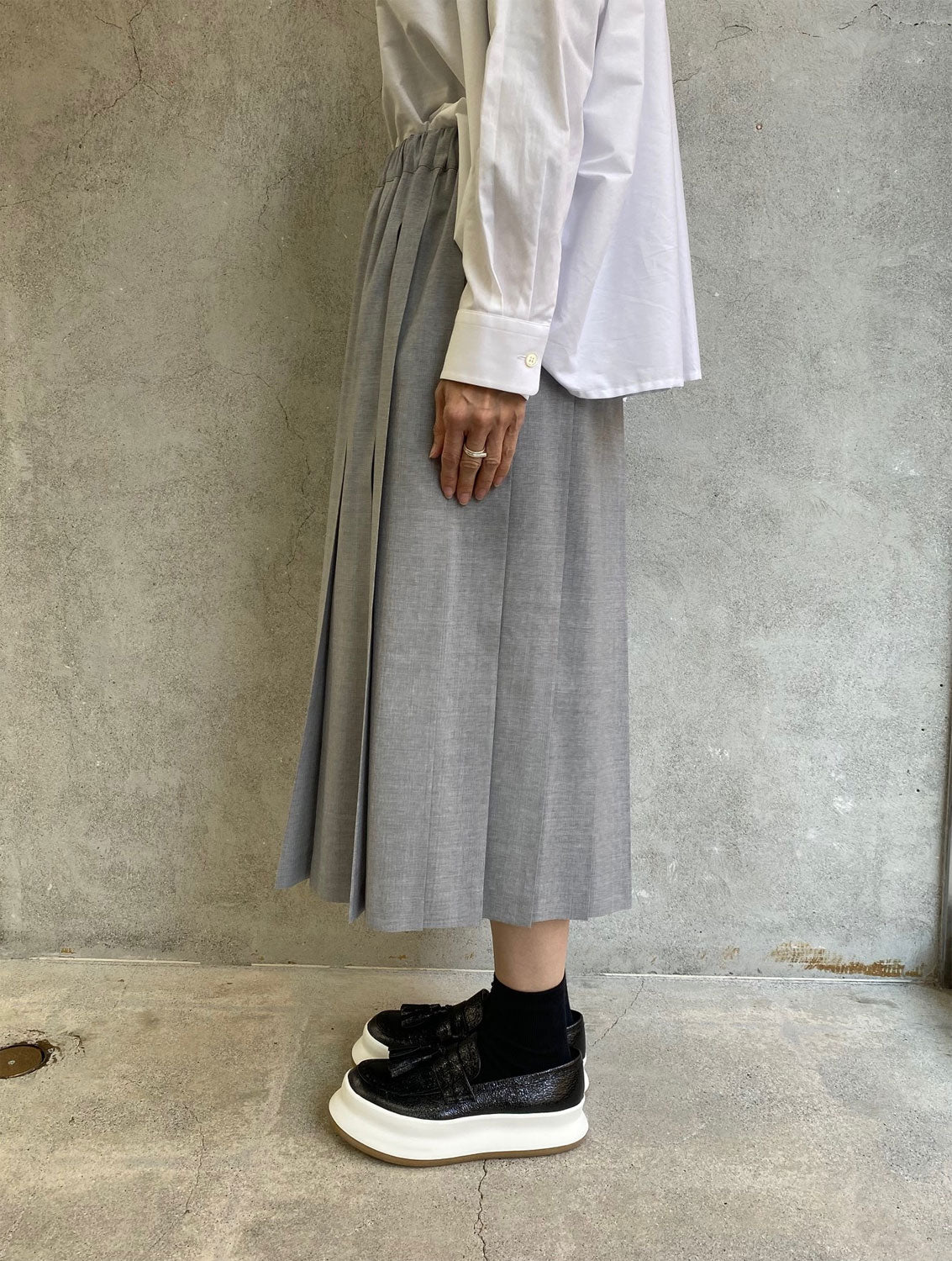 
                  
                    ウールトロプリーツスカート-TOP GRAY-
                  
                